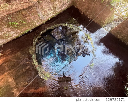 The beautiful cobalt blue spring water of Kakita River in Shizuoka Prefecture 129729171