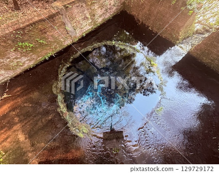 靜岡縣柿田川美麗的鈷藍色泉水 129729172
