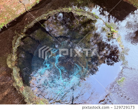 靜岡縣柿田川美麗的鈷藍色泉水 129729173