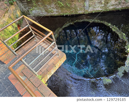 The beautiful cobalt blue spring water of Kakita River in Shizuoka Prefecture The beautiful cobalt blue spring water of Kakita River in Shizuoka Prefecture 129729185