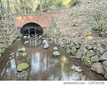 The beautiful cobalt blue spring water of Kakita River in Shizuoka Prefecture The beautiful cobalt blue spring water of Kakita River in Shizuoka Prefecture 129729190