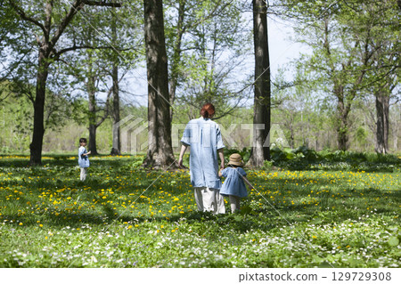 Parents and children picking flowers 129729308