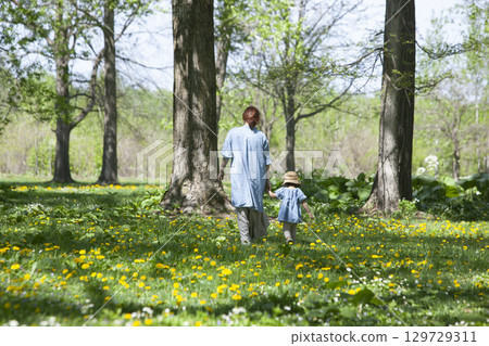 Parents and children picking flowers 129729311