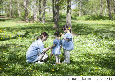 Parents and children picking flowers 129729314