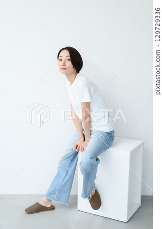 一個女人坐著 129729336