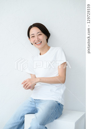 一個女人坐著 一個女人坐著 129729339