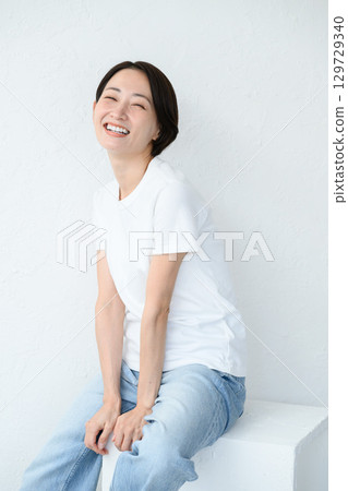 一個女人坐著 一個女人坐著 129729340