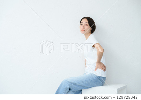 一個女人坐著 129729342