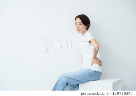 一個女人坐著 一個女人坐著 129729343