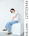 A woman sitting 129729344