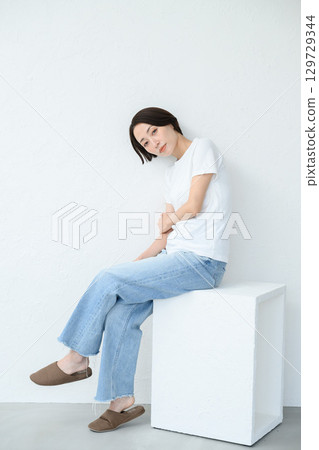 A woman sitting 129729344