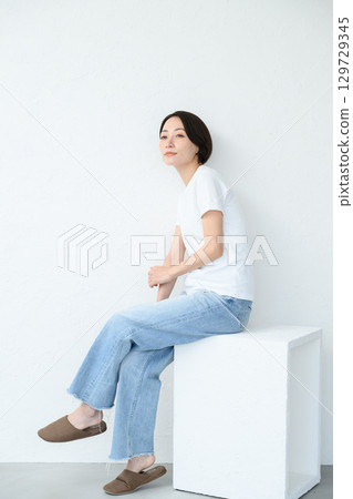 一個女人坐著 一個女人坐著 129729345