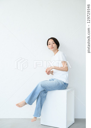 A woman sitting 129729346