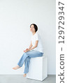 A woman sitting 129729347