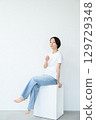 A woman sitting 129729348