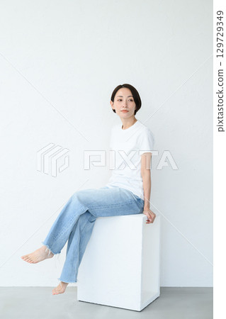 一個女人坐著 一個女人坐著 129729349