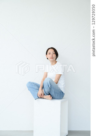 A woman sitting 129729350