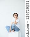 A woman sitting 129729351