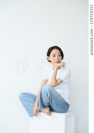 一個女人坐著 一個女人坐著 129729351