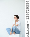 A woman sitting 129729354