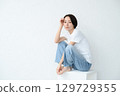 A woman sitting 129729355