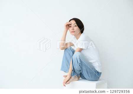 一個女人坐著 129729356