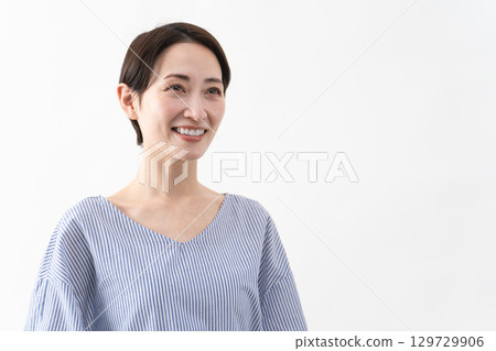 穿著休閒服裝的女人的生活方式形象 129729906