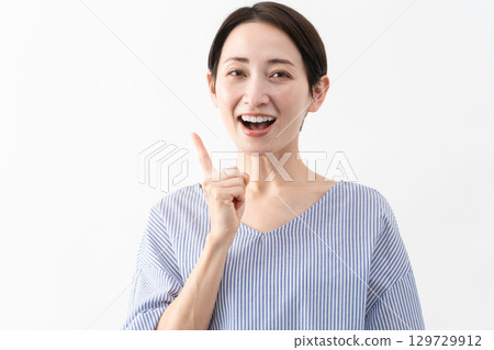 穿著休閒服裝的女人的生活方式形象 穿著休閒服裝的女人的生活方式形象 129729912