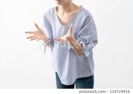 穿著休閒服裝的女人的生活方式形象 129729916