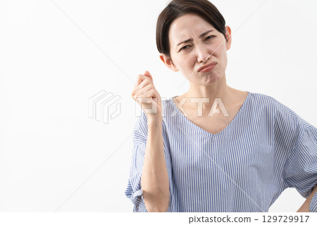 Woman in casual clothes lifestyle image 129729917