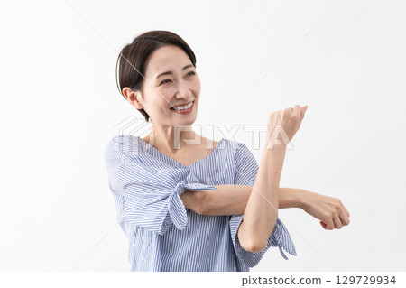 Woman in casual clothes lifestyle image 129729934