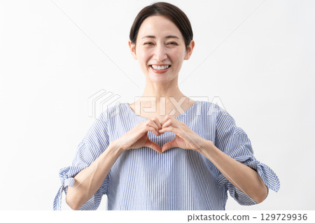 穿著休閒服裝的女人的生活方式形象 穿著休閒服裝的女人的生活方式形象 129729936