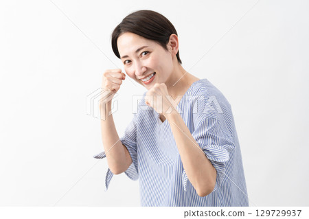 穿著休閒服裝的女人的生活方式形象 穿著休閒服裝的女人的生活方式形象 129729937