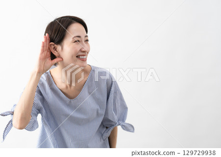 穿著休閒服裝的女人的生活方式形象 穿著休閒服裝的女人的生活方式形象 129729938