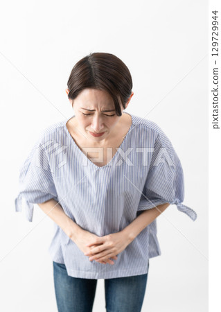 穿著休閒服裝的女人的生活方式形象 穿著休閒服裝的女人的生活方式形象 129729944