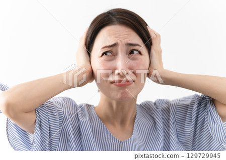 穿著休閒服裝的女人的生活方式形象 穿著休閒服裝的女人的生活方式形象 129729945