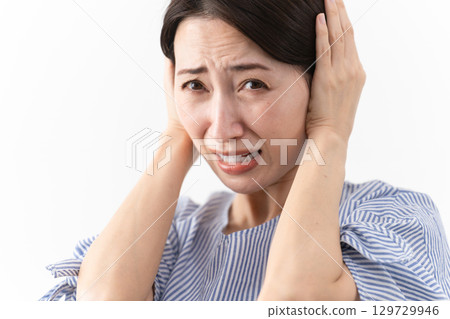 穿著休閒服裝的女人的生活方式形象 129729946