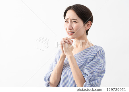 穿著休閒服裝的女人的生活方式形象 穿著休閒服裝的女人的生活方式形象 129729951