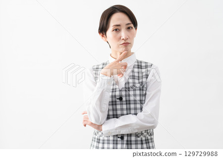 穿著辦公室制服的年輕女子 商業形象 穿著辦公室制服的年輕女子 商業形象 129729988