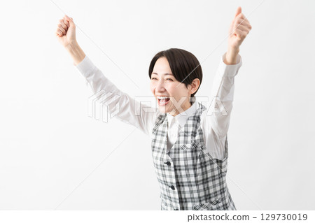 穿著辦公室制服的年輕女子 商業形象 129730019