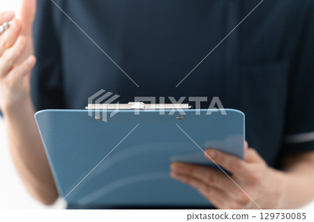 穿著美容院制服的年輕女子美容形象 穿著美容院制服的年輕女子美容形象 129730085