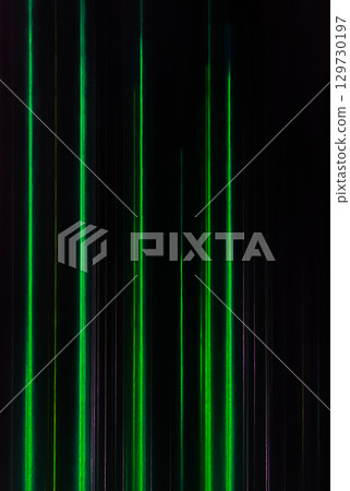 垂直背景影像,在黑色背景上有許多細光線(例如綠色)以直線排列。 垂直背景影像,在黑色背景上有許多細光線(例如綠色)以直線排列。 129730197