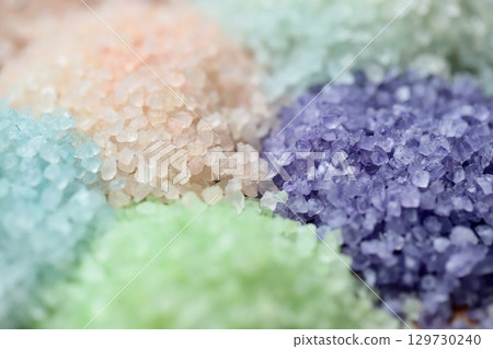 一堆各種香味的彩色沐浴鹽，芳香沐浴鹽 129730240