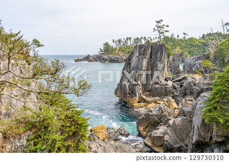 Karakuwa Peninsula, Ogama: Looking offshore from Maedahama, it looks like water is boiling in a large cauldron. 129730310