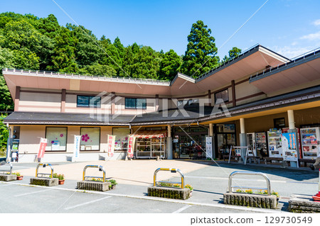清爽晴朗的藍天和路邊站牧野大坂山口的圖像 | 滋賀縣高島市 129730549