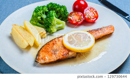盤子裡的鮭魚 meunière 和蔬菜 盤子裡的鮭魚 meunière 和蔬菜 129730644