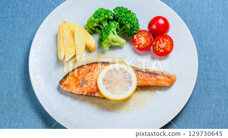 盤子裡的鮭魚 meunière 和蔬菜 盤子裡的鮭魚 meunière 和蔬菜 129730645