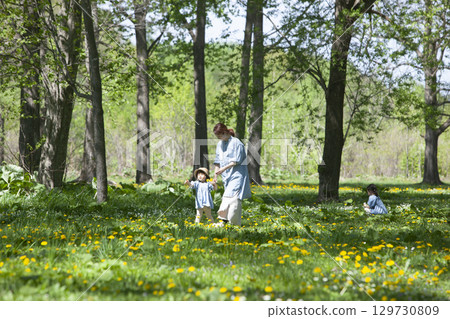 Parents and children picking flowers 129730809