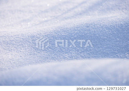 蒜山高原上凹凸不平的積雪圖案 129731027