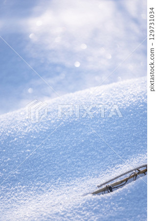 蒜山高原上凹凸不平的積雪圖案 129731034